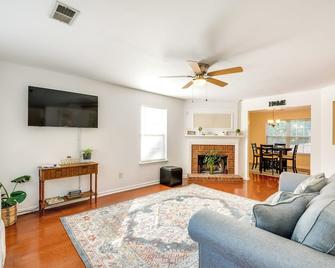 Atlanta Area Home with Yard about 2 Mi to Six Flags - Austell - Living room