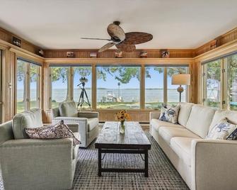 Downtown St. Michaels | Bikes | Kayaks | Private Pier - Saint Michaels - Living room