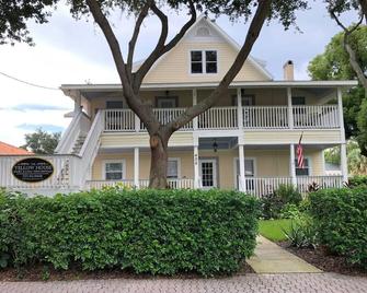 Downtown Dunedin! 2 Bedroom 2 Bath No Kids, No Pets - Dunedin - Building