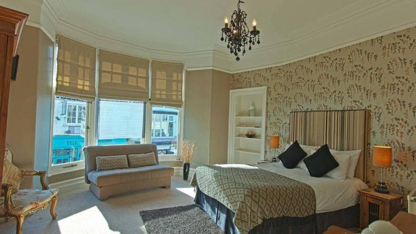 Monties Guest House - Adults Only