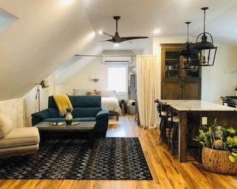 Keuka Luxury Lakeview studio for two - Penn Yan - Living room