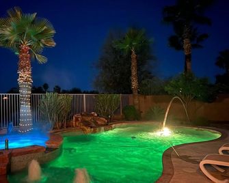 Luxurious 3000sq Ft 4 Bdr House with Private Salt Pool and Hot Tub - Maricopa - Piscina