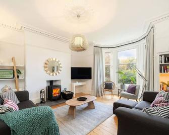 Sunnybrae House, Family Getaway with Hot tub, Stonehaven - Stonehaven - Living room