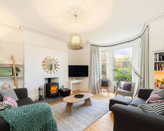 Sunnybrae House, Family Getaway with Hot tub, Stonehaven - Stonehaven - Stue