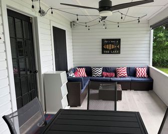 3 Bedroom Cottage on Owasco Lake. Eastside and Pet Friendly! - Auburn - Innenhof