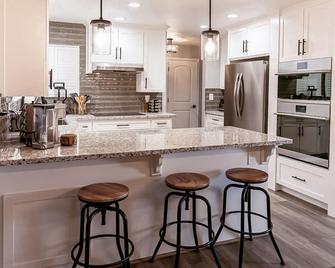 The Heart of the Valley: Smart Modern Farmhouse - Turlock - Kitchen