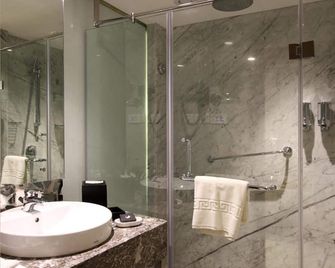 The Elanza Hotel, Bangalore - Bengaluru - Bathroom