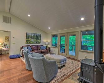 Cozy Clayton Cabin with Deck and Mountain Views! - Clayton - Living room