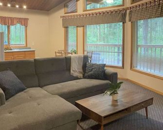 Crowsnest River Chalet - Eagle - Crowsnest Pass - Living room