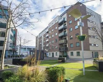 Bright 2BD Flat with Private Balcony - Dublin - דבלין - בניין