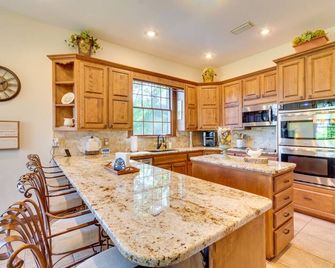 Spacious Greenbrier Vacation Rental on about 4 Acres! - Greenbrier - Kitchen