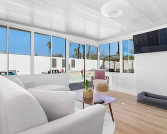 Señoritas House - New Pool + View - Palm Springs - Sala de estar