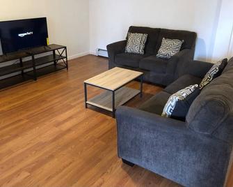 Large and private apartment, Sleeps up to 10 people, NYC train 5 min walk - エリザベス - リビングルーム