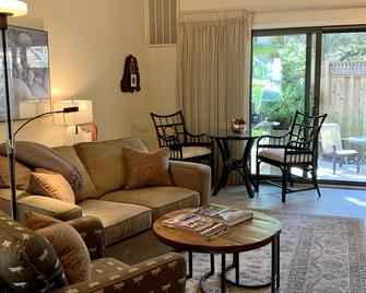 Quiet, Beautiful, East Sacramento Oasis - Walk to Coffee, Restaurants and Shops - 薩克拉門托 - 客廳