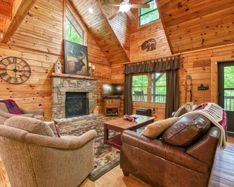 Forest Hideaway - Maggie Valley - Living room