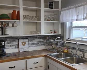 Century Home/ Conneaut Harbor district/ walking distance,Conneaut Township Park - Conneaut - Kitchen