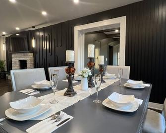 Casa 22 • Luxury Modern House for 6 • 3 Bed, 2 Bath - Skokie - Comedor