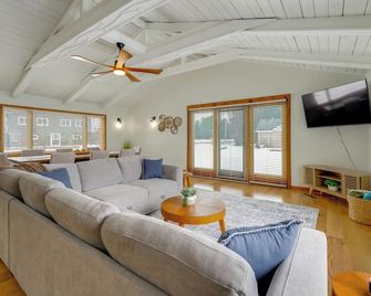 Patios & Views! Lakefront Getaway in Port Hope - Port Hope - Living room