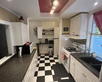Spacious Northern Lakes Region One-Level Pet Friendly Home - Chocorua - Cocina