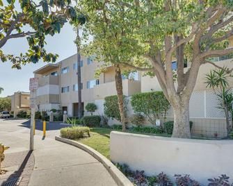 Los Angeles Townhome: Off-Street Parking & Balcony - Los Angeles - Building