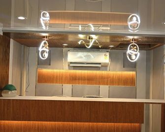 Suchieta Inn - Mumbai - Front desk