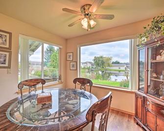 Upscale Home w/ Indoor Sauna on Sunset Pond! - Ferndale - Dining room