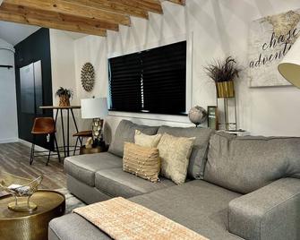 Lake View Hideaway - Racine - Living room