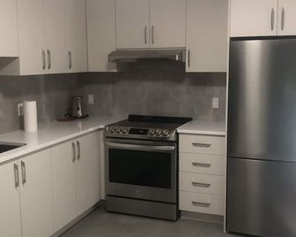 Peaceful oasis near airport private entrance - Pointe-Claire - Kitchen
