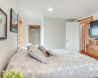 1 Mi to Shore: Lake Michigan Retreat w/ Game Room! - Two Rivers - Slaapkamer