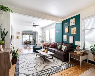 Good Vibes on the Third Coast-Pet Friendly! Cozy and Close by! - Sheboygan - Living room