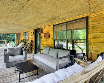 'the Cabin at Dukes Creek' w/ Fire Pit & Hot Tub! - Sautee Nacoochee - Living room