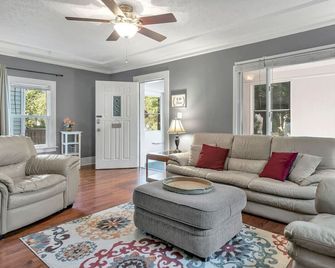Welcome Home (+ your pup) MSU 2 mi - Lansing - Living room