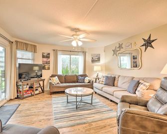 St Augustine Beach Condo with Patio and Pool Access! - Saint Augustine Beach - Salon