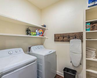 Lil’ Blue Cottage Near Downtown - Sulphur Springs - Laundry facility