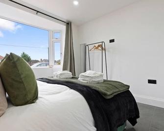 Beautiful Home, Free Parking For Large Groups Sleeps 10 Book Now! - Salisbury - Bedroom