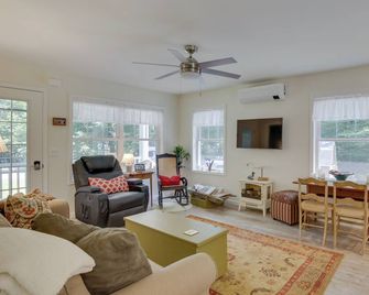 Maine Cottage w/ Dock & Kayaks, Near Augusta! - Augusta - Living room