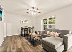 2bed/1bath apt w/ full kitchen - central location! - Arlington - Sala de estar