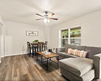 2bed/1bath apt w/ full kitchen - central location! - Arlington - Living room