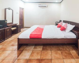 OYO 1688 Collin Beach Hotel - Ambon - Bedroom