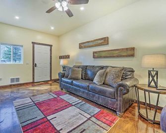 Serene Dolores Cabin w/ Patio & River Access! - Dolores - Sala de estar