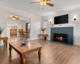 Large Fenced Yard and Outdoor Patio - Lewiston - Living room