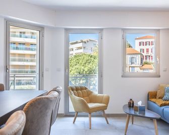 LB Vacation Rentals I Cannes Center, Renovated Apartment with Balcony, Ideal for Holidays or Congress! - Cannes - Living room