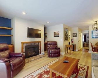 Inviting condo near skiing and golf, with fireplace and deck - Warren - Obývací pokoj