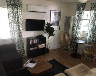The Cottage In Foresthill On Main Street, in walking distance to wedding sites - Foresthill - Living room