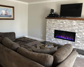 Waterfront Home On The Bay In Brick - Brick - Living room