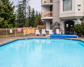 The Marquise, Steps from Slopes, Pool and Hot Tub, Patio, Free Shuttle - Whistler - Piscina
