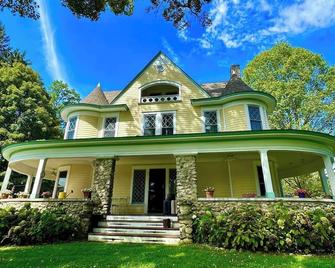 Stissing Lake House | Hudson Valley Lake Front - Pine Plains - Edificio
