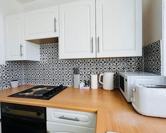 Studio Apartment Free Parking Prime Location - Farnham Royal - 廚房