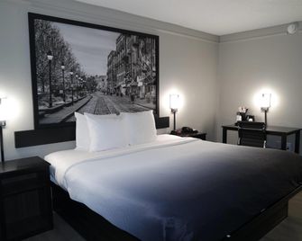 Super 8 by Wyndham Savannah - Savannah - Bedroom