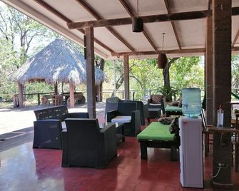 Atlakamani Surfing Resort - El Cuco - Patio